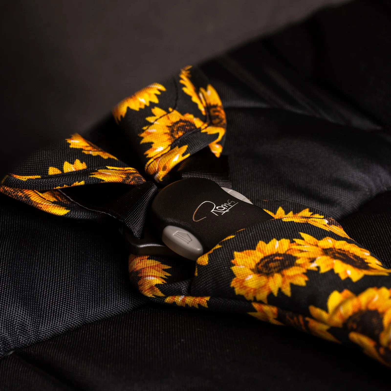 Sunflower-patterned seat cushion of the Roma Capsule 3, lightweight stroller ideal for travel and everyday use.